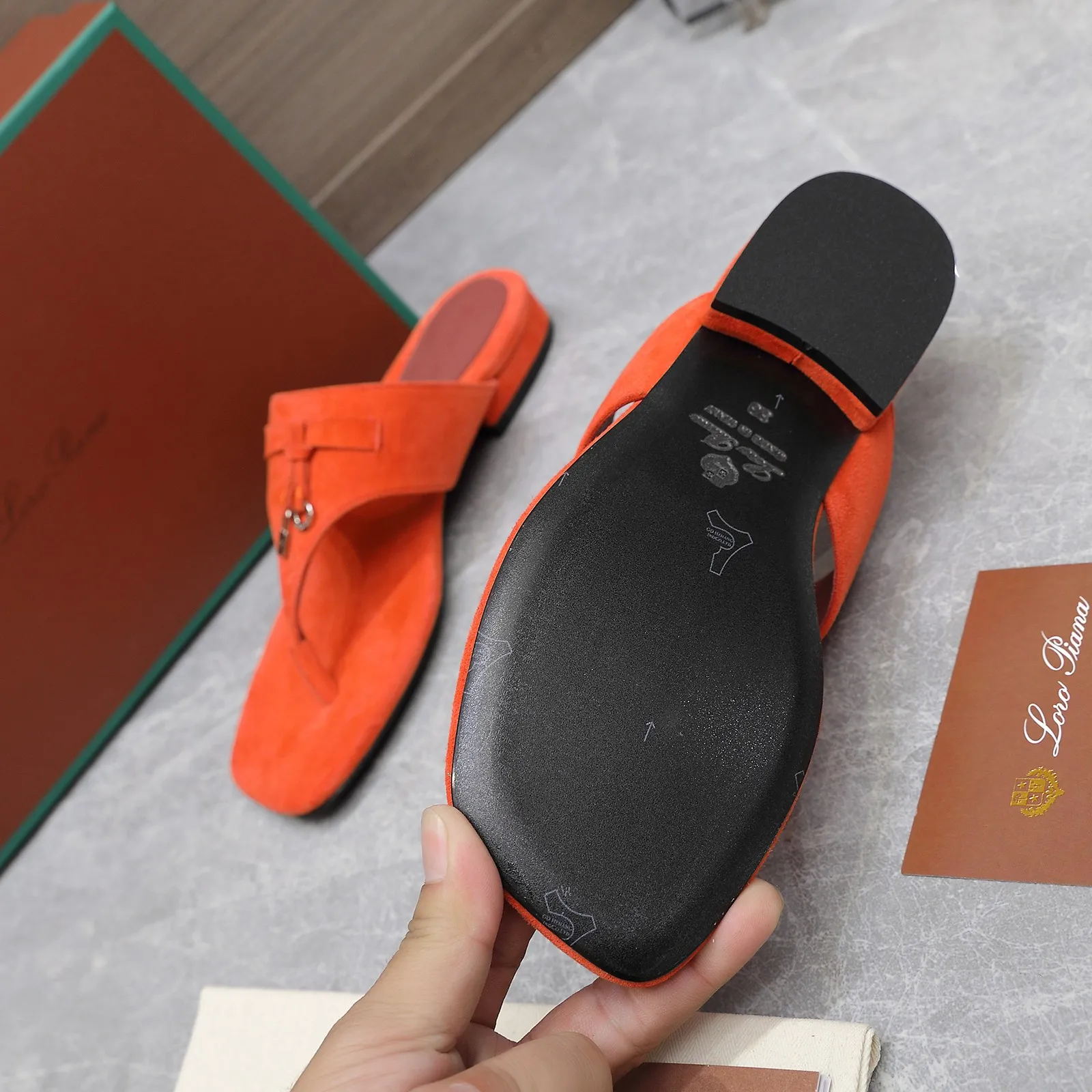 👟👟Ex-factory price 560👟👟 Purchasing-grade [Loro Piana] LP Mindil series T-strap thong sandals ✔️Top quality ✔️Soft sheep leather forms a tailor-made band that meets at the top of the upper and is fixed by a strong elastic ankle design. One is adorned with a discreet horn padlock, the other a gold circle badge. With its simple construction and sophisticated feel, these sandals are ideal for summer. ✔️Material: imported sheepskin fabric, sheepskin lining and feet ✔️Imported genuine leather outsole ✔️Code number: 35-42 (35/41/42 custom-made, non-refundable)